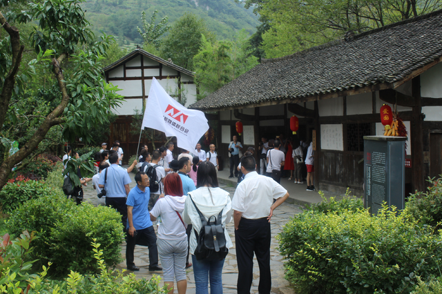 康坝村新领导引领乡村振兴，时代先锋引领村庄振兴之路